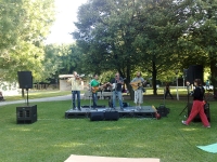 Bluegrassová kapela Blueway v Medickej záhrade