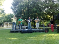 Bluegrassová kapela Blueway v Medickej záhrade